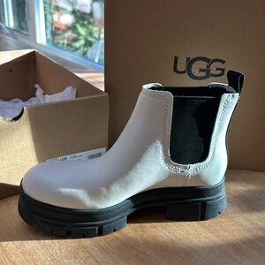 NWT UGG Ashton Chelsea Boots. Size 9. White.
